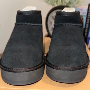 Ugg classic mini platform. Kids size 5 women’s size 7